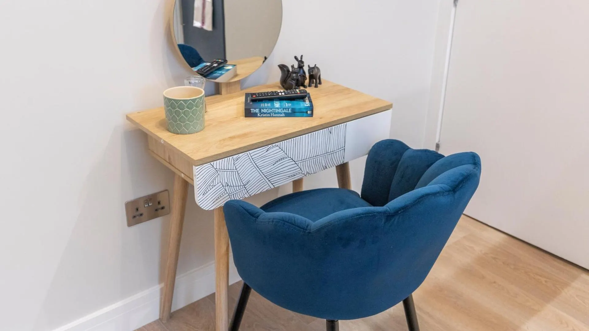 Sleek And Cozy - Modern Studio Retreat London